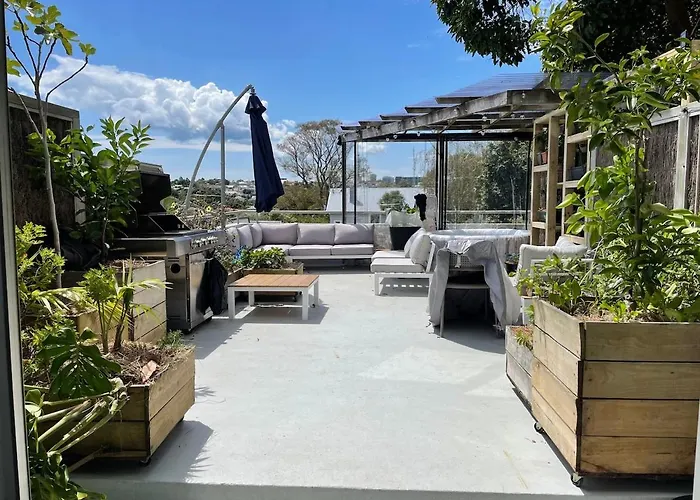 Luxury Townhouse With Aircon, Huge Balcony & Hot Tub