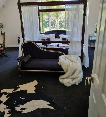 The Luxurious Manor - Very Large Bedroom With Private Ensuite
