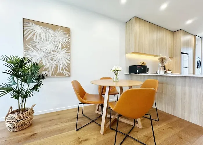 Garden Gem 2 Bdr & 1 Study Townhouse Near City Center