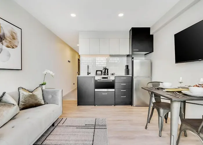 Modern Designed Ac 1B Apt With Pool Gym Sauna In Cbd