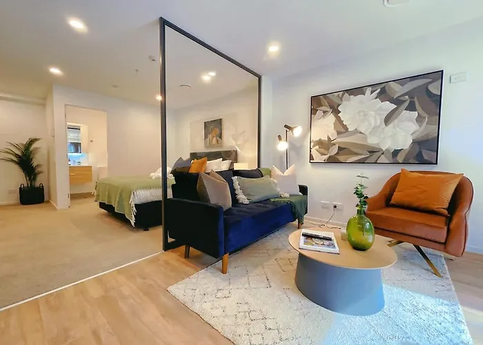 Tree-Lined Parkside Holiday Studio With Pool & Gym