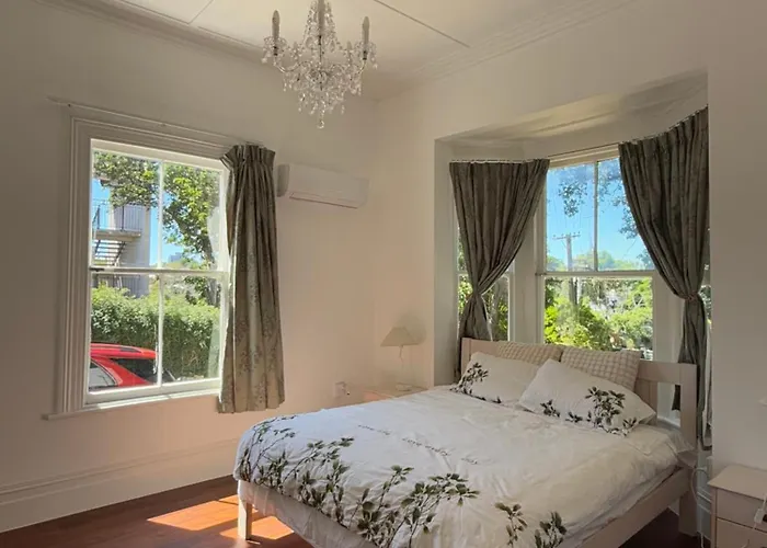 Free Parking,5 Minutes To City, Bus At The Door, 100-Year-Old Building At The Foot Of Mount Eden Park,Unit 1