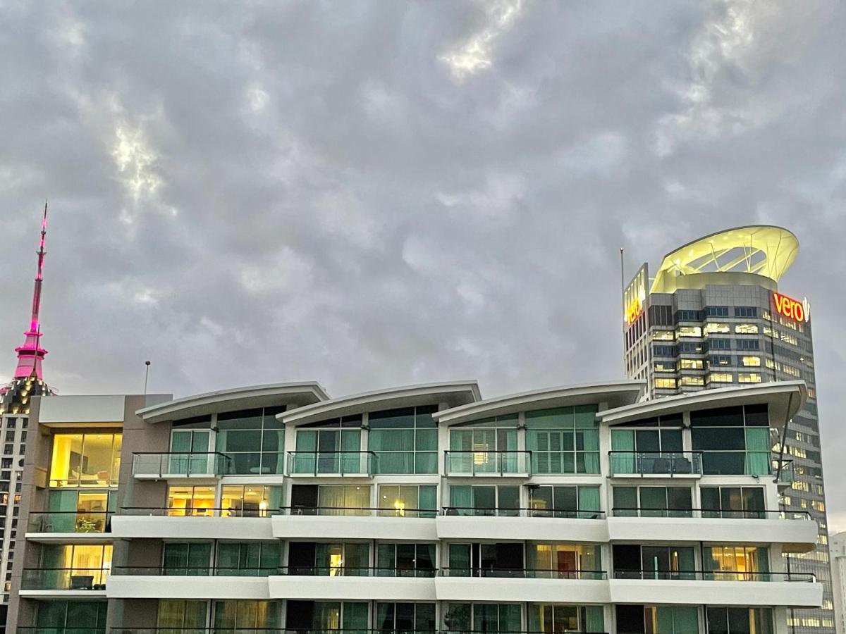 Apartment High Floor With Amazing Harbour View 2 Bedroom Apt *