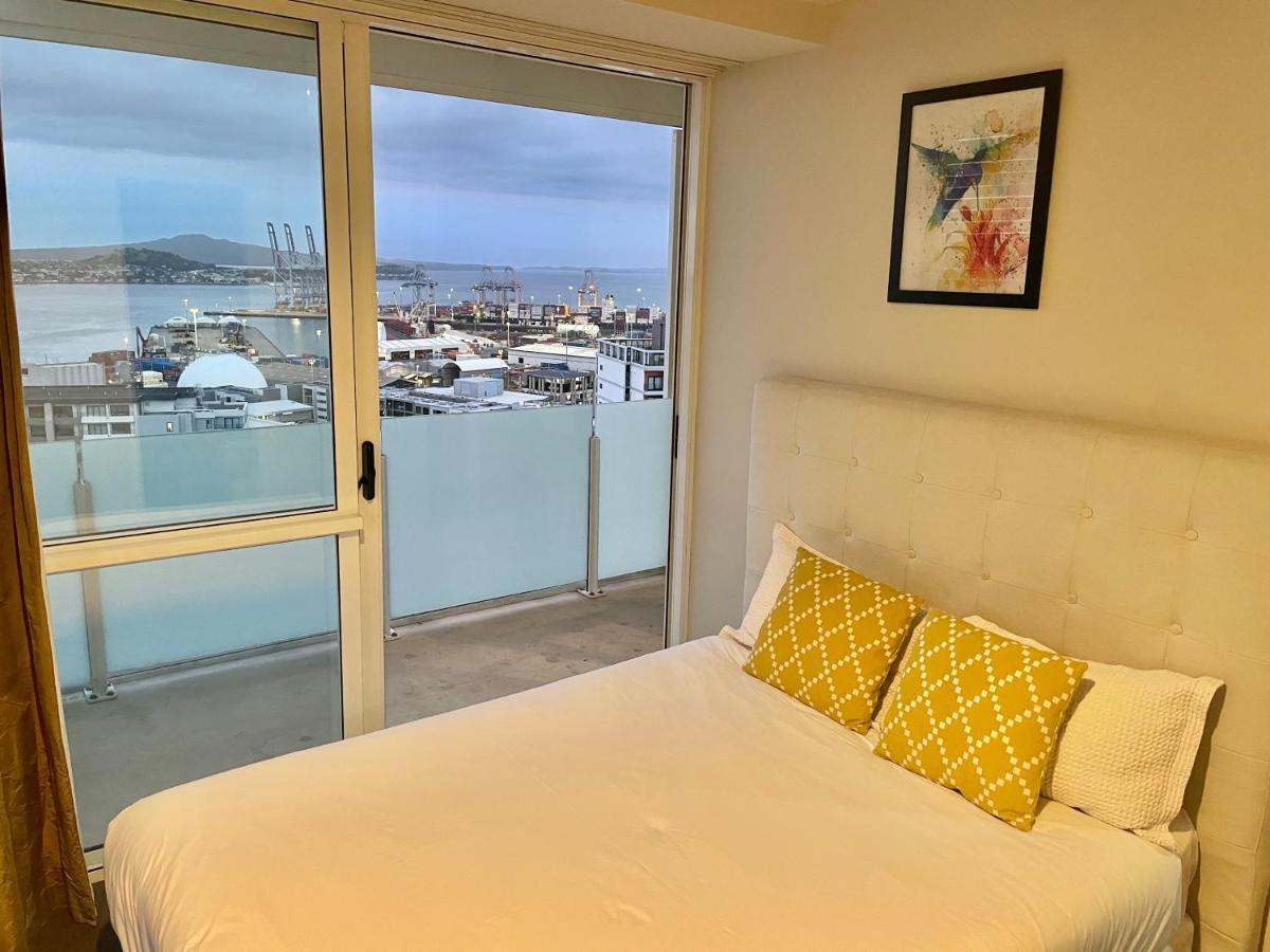 High Floor With Amazing Harbour View 2 Bedroom Apt *