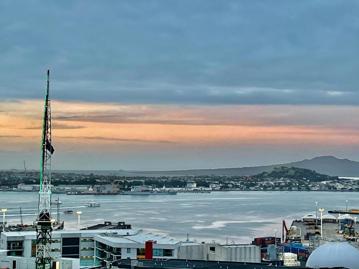 High Floor With Amazing Harbour View 2 Bedroom Apt