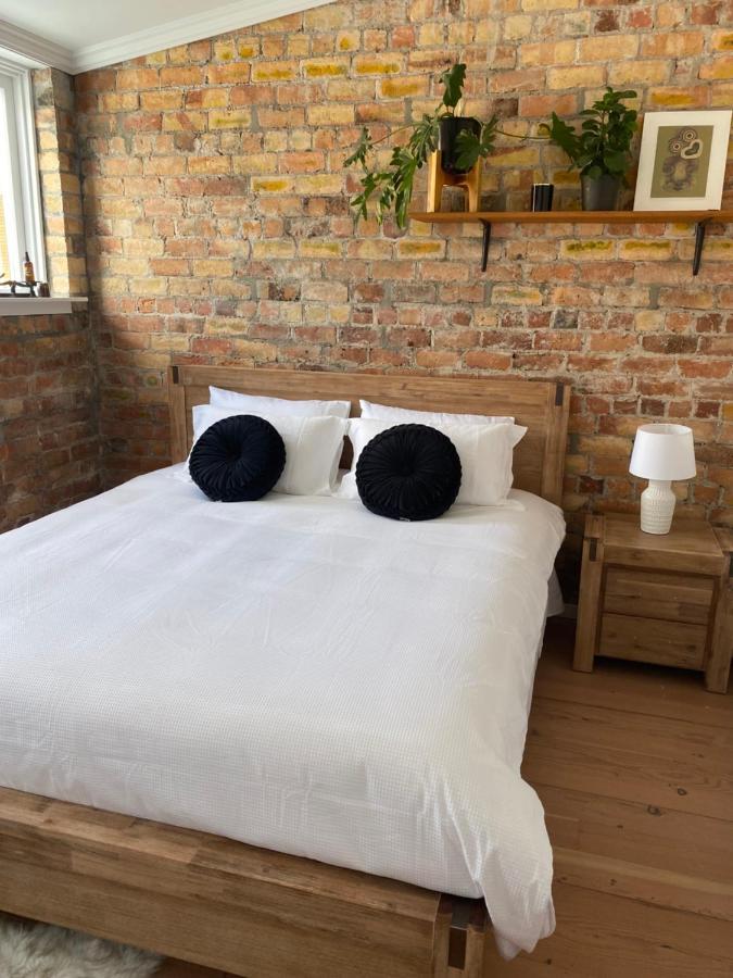 Lofty Grey Lynn Apartment *