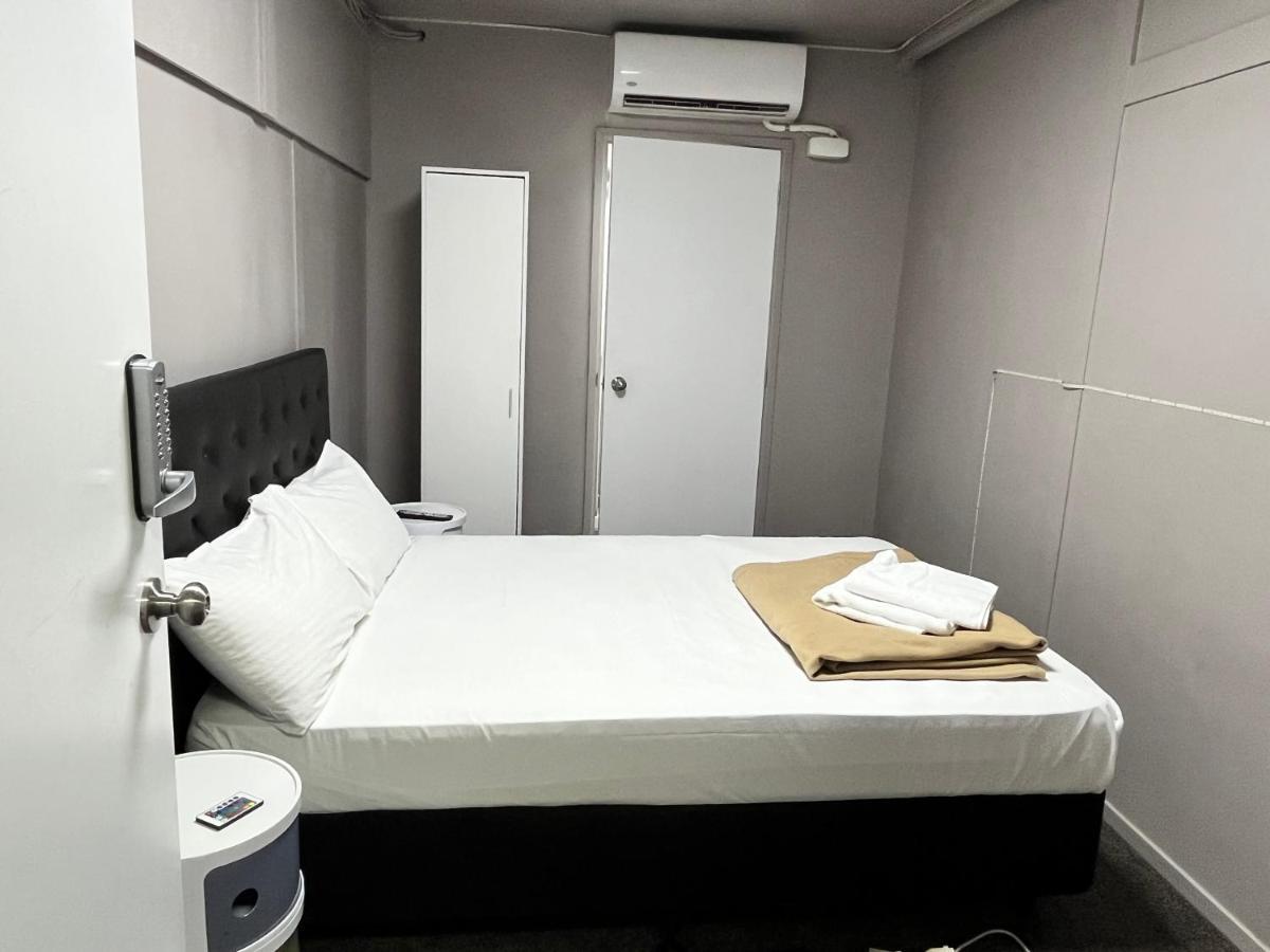 Hostel Hit *