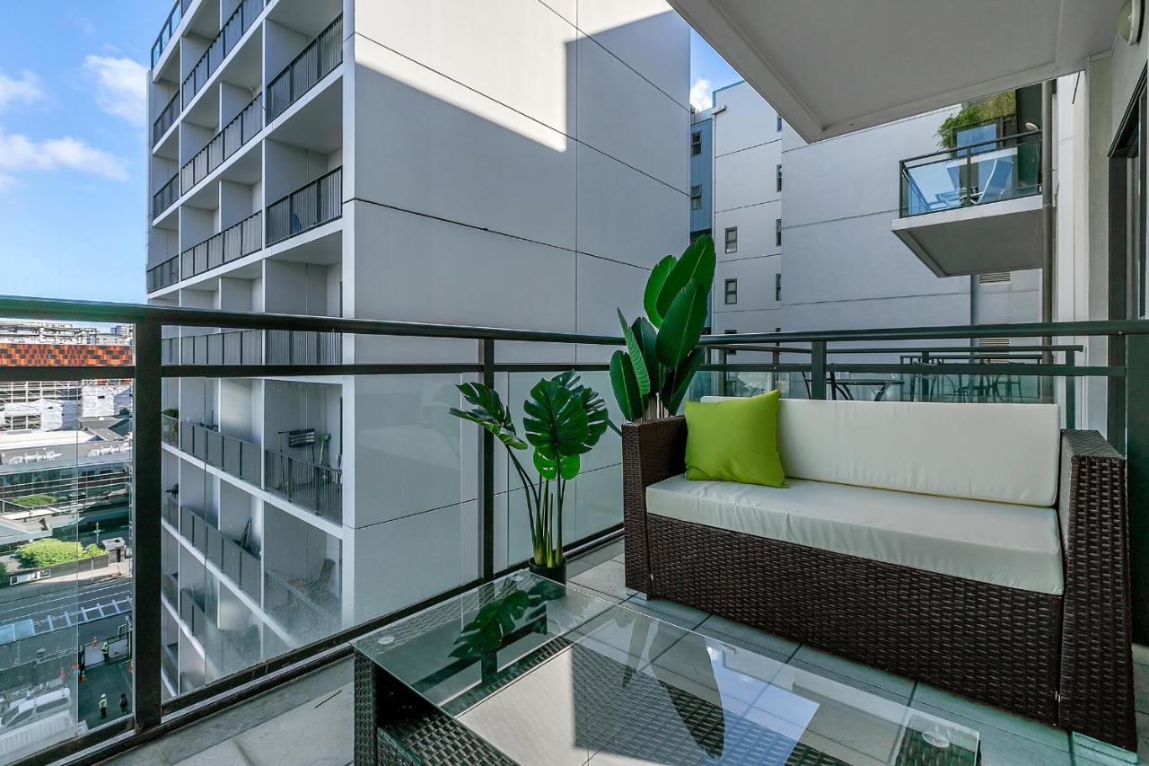 Sky Tower Serenity + Rooftop Pool *