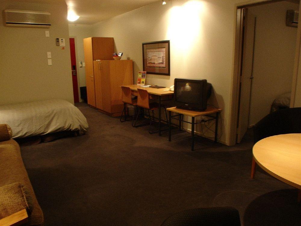 Off Broadway Motel 4*
