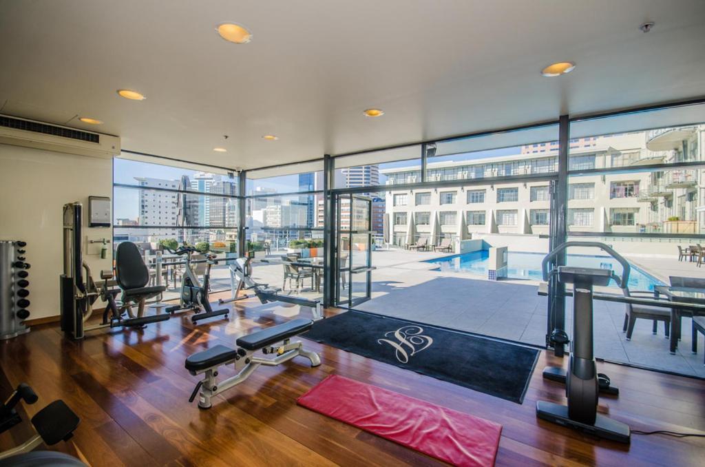 Apartment Your Family Getaway - Rooftop & Pool!
