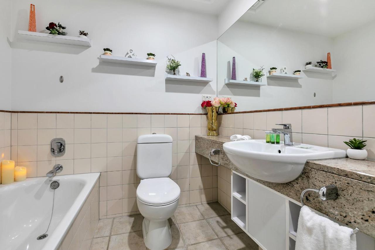 Apartment Your Family Getaway - Rooftop & Pool! *