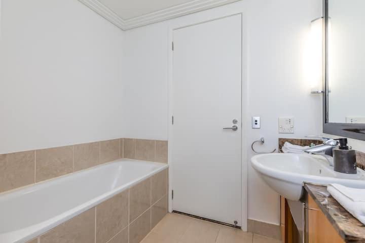 High-end Viaduct Apartment!