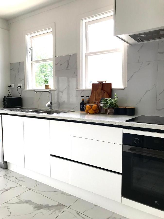 Bright & Comfy In Newly Renovated With Parking Homestay *