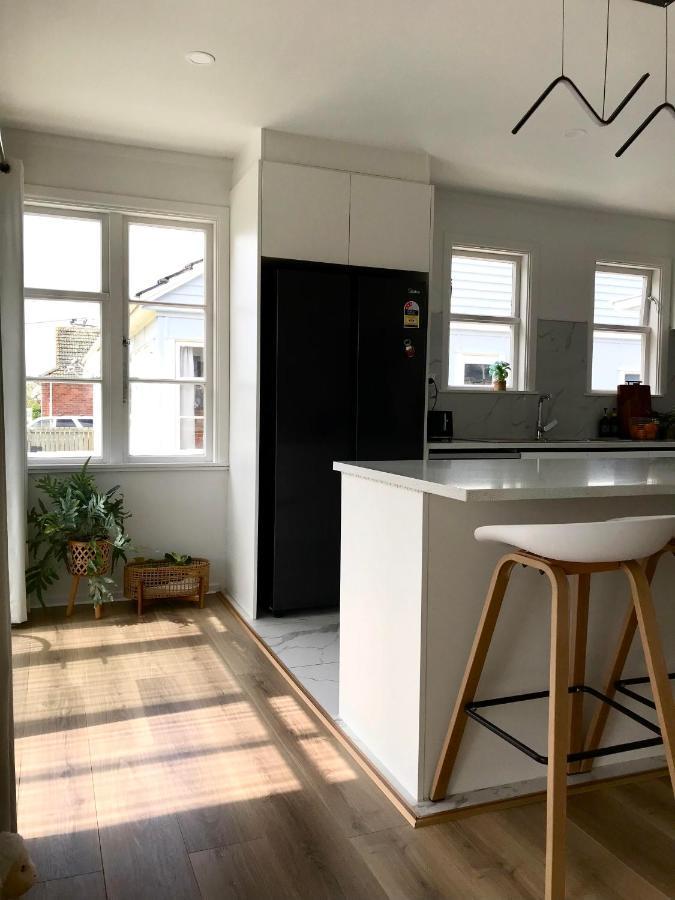 Bright & Comfy In Newly Renovated With Parking Auckland