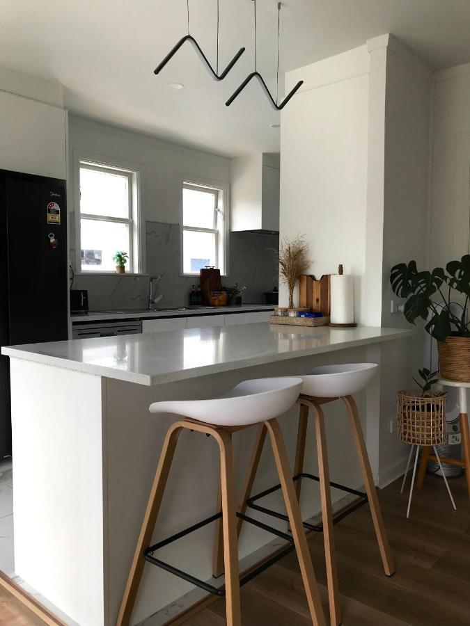 Bright & Comfy In Newly Renovated With Parking *