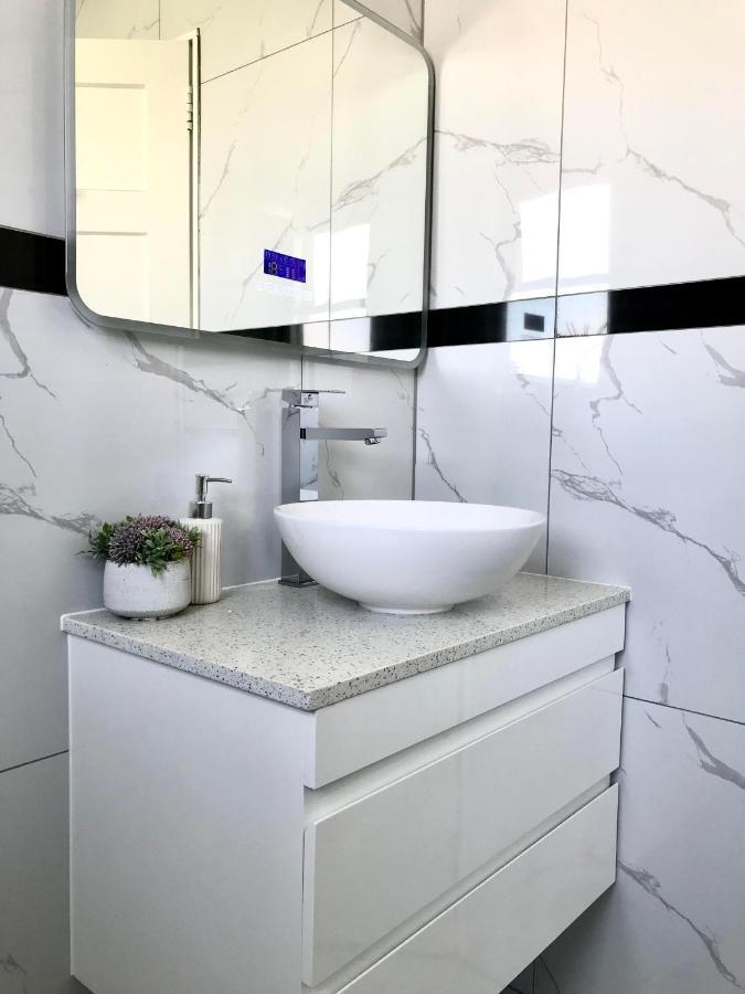 Bright & Comfy In Newly Renovated With Parking