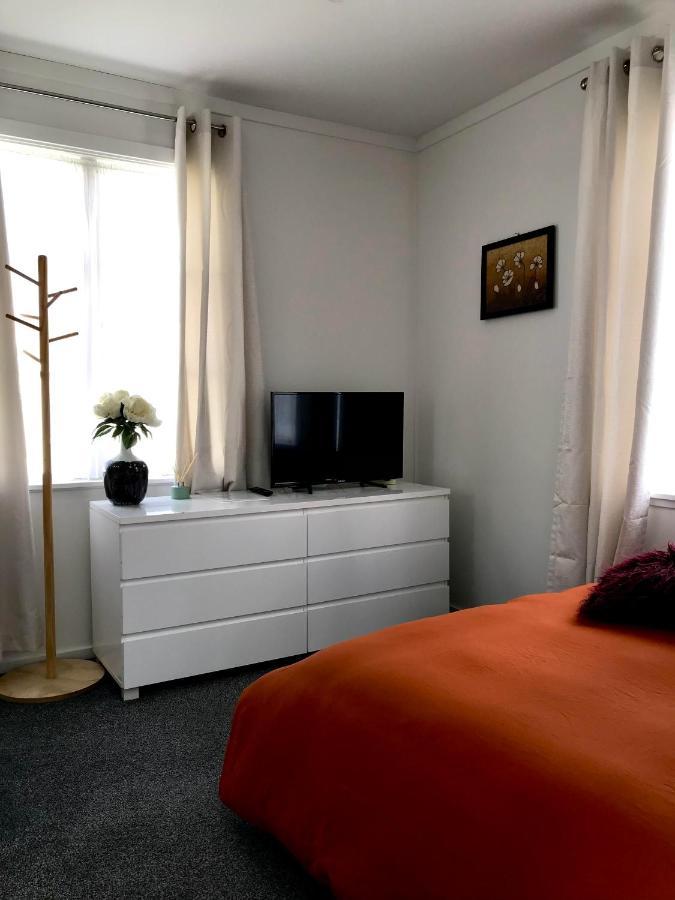 Bright & Comfy In Newly Renovated With Parking Auckland