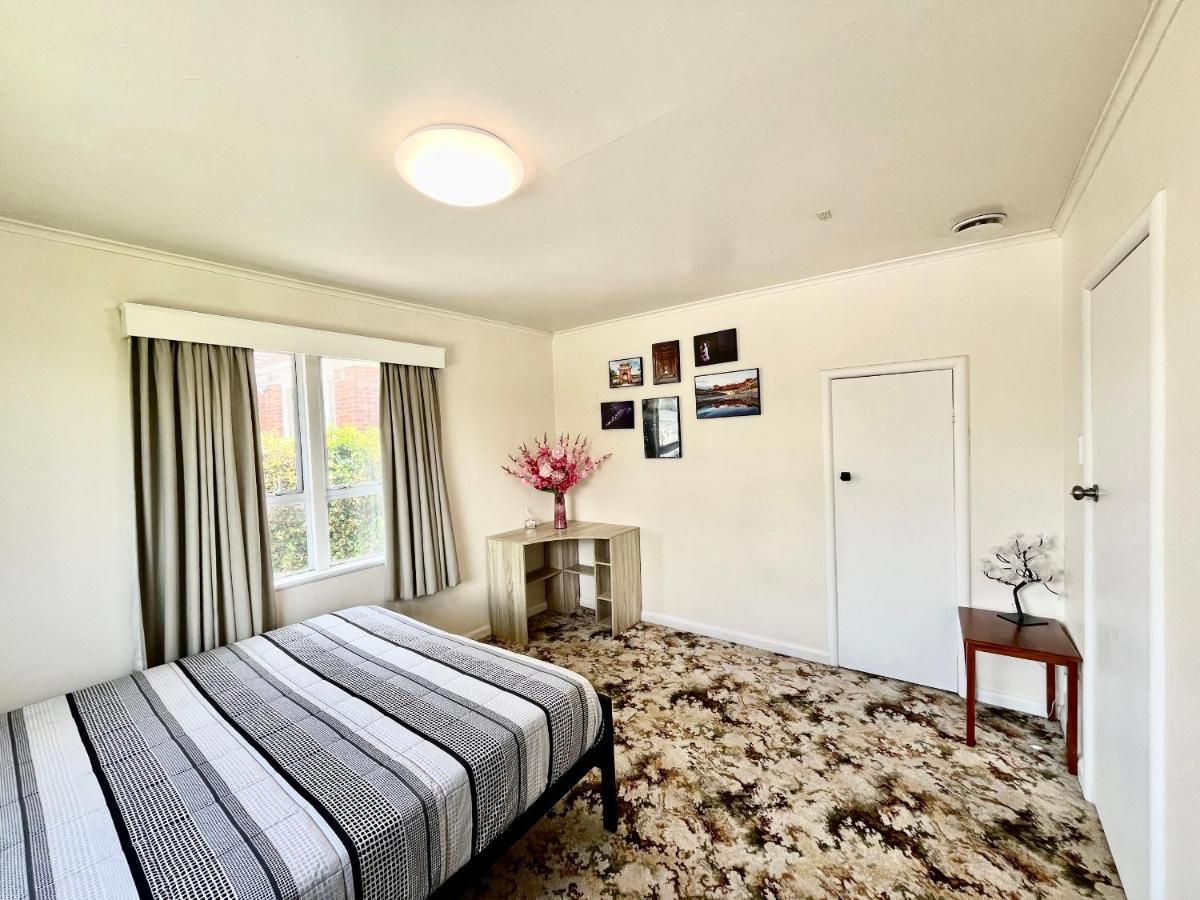 Entire House In Mt Wellington, *