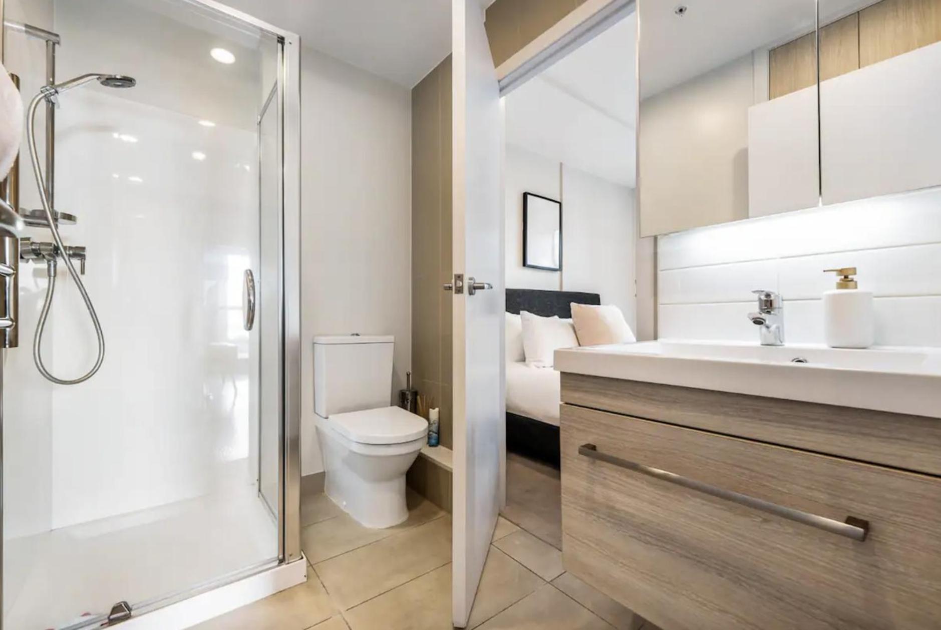 Skytower View And Seaview 2 Bedroom Apartment Auckland