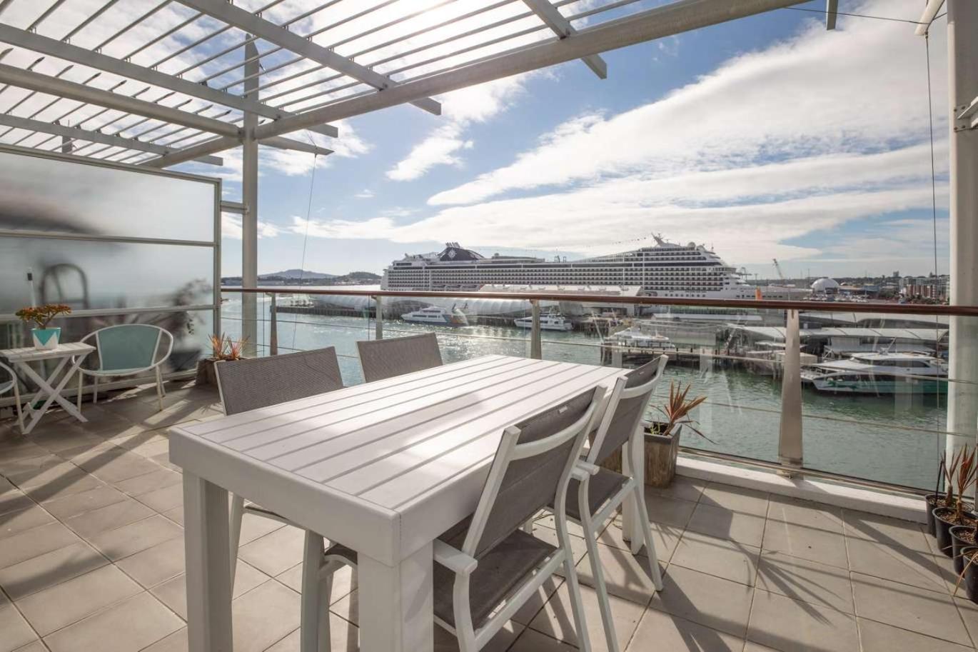 Waterfront Seaview - Same Building Block As Hilton Apartment