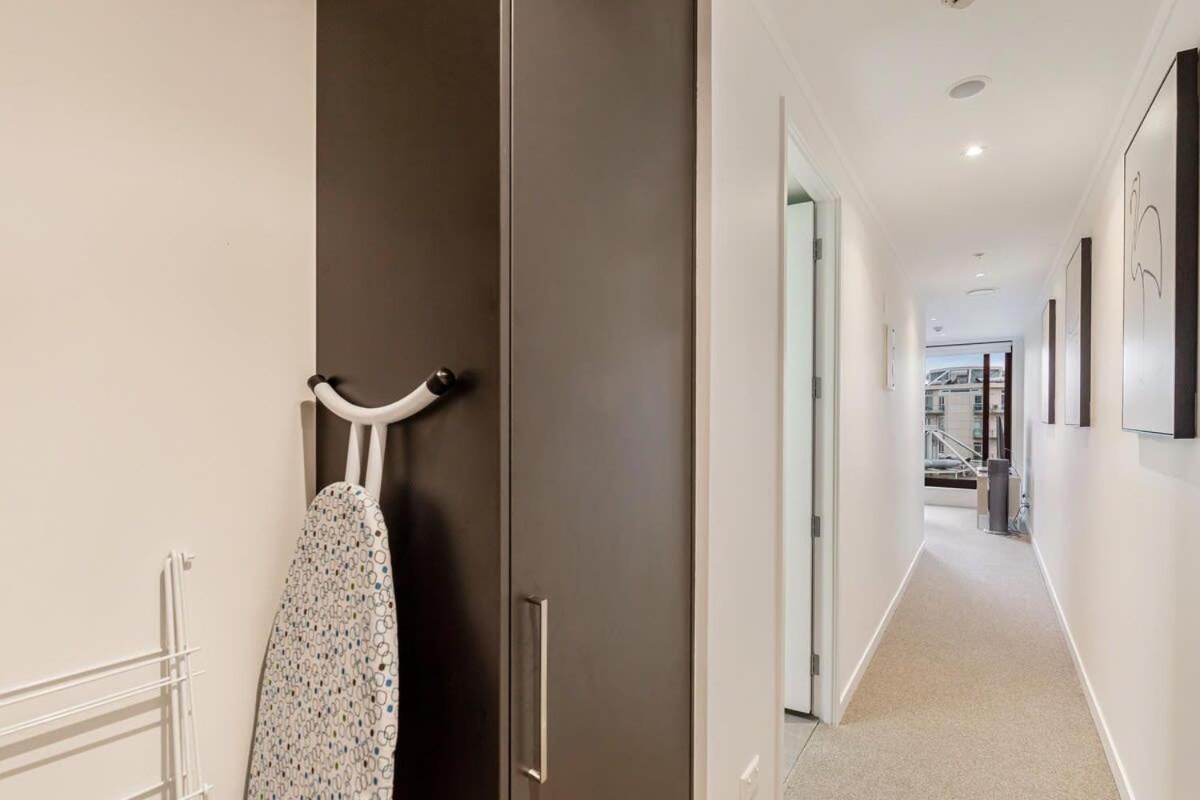 Contemporary - Free Parking Apartment