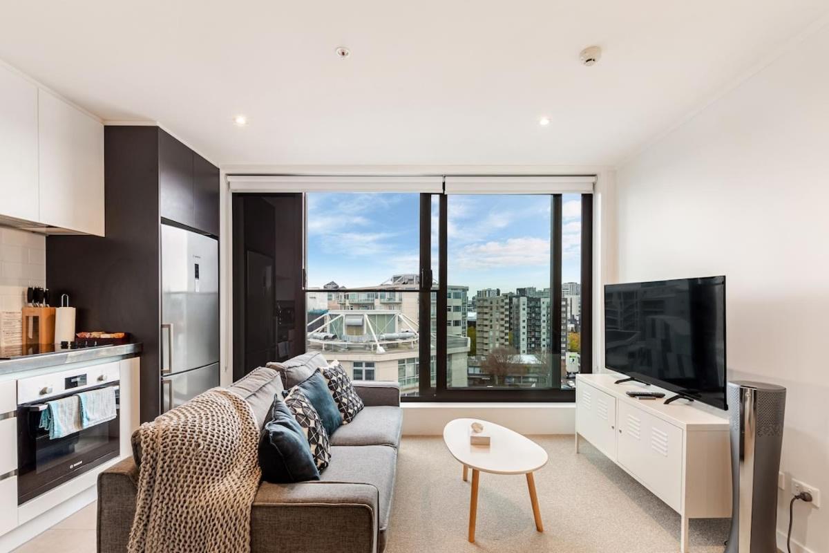 Contemporary - Free Parking Apartment