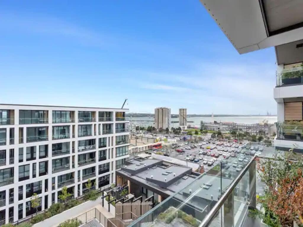 Apartment Sleek Modern With Balcony *
