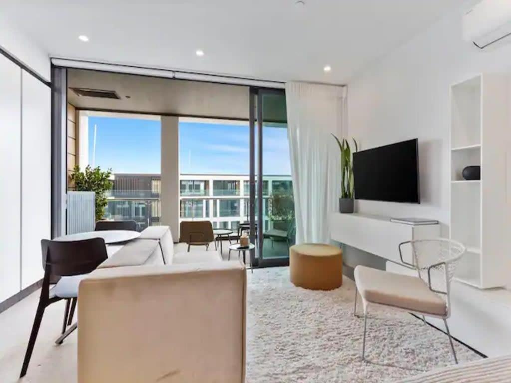 Apartment Sleek Modern With Balcony Auckland