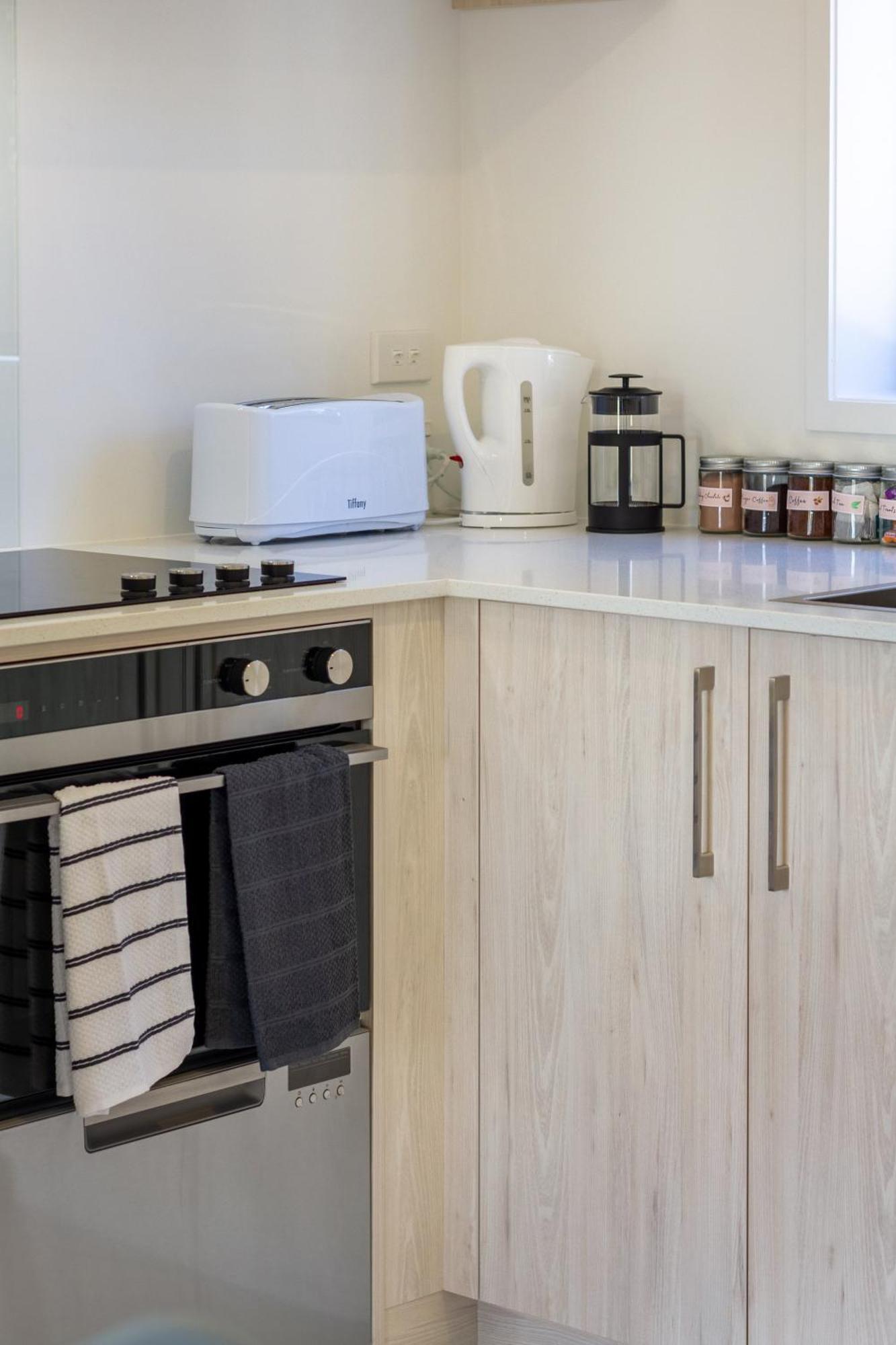 Conveniently Located 2br Townhouse In West Akl * Auckland