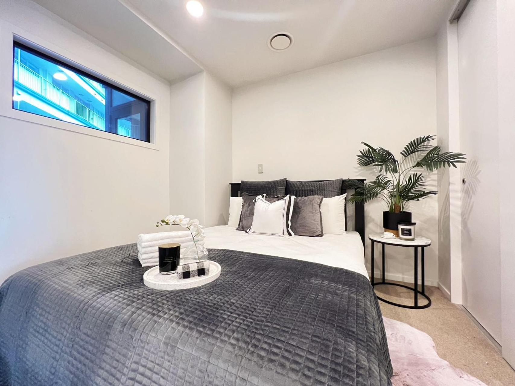 Stylish Two-bedroom In The Center Apartment *