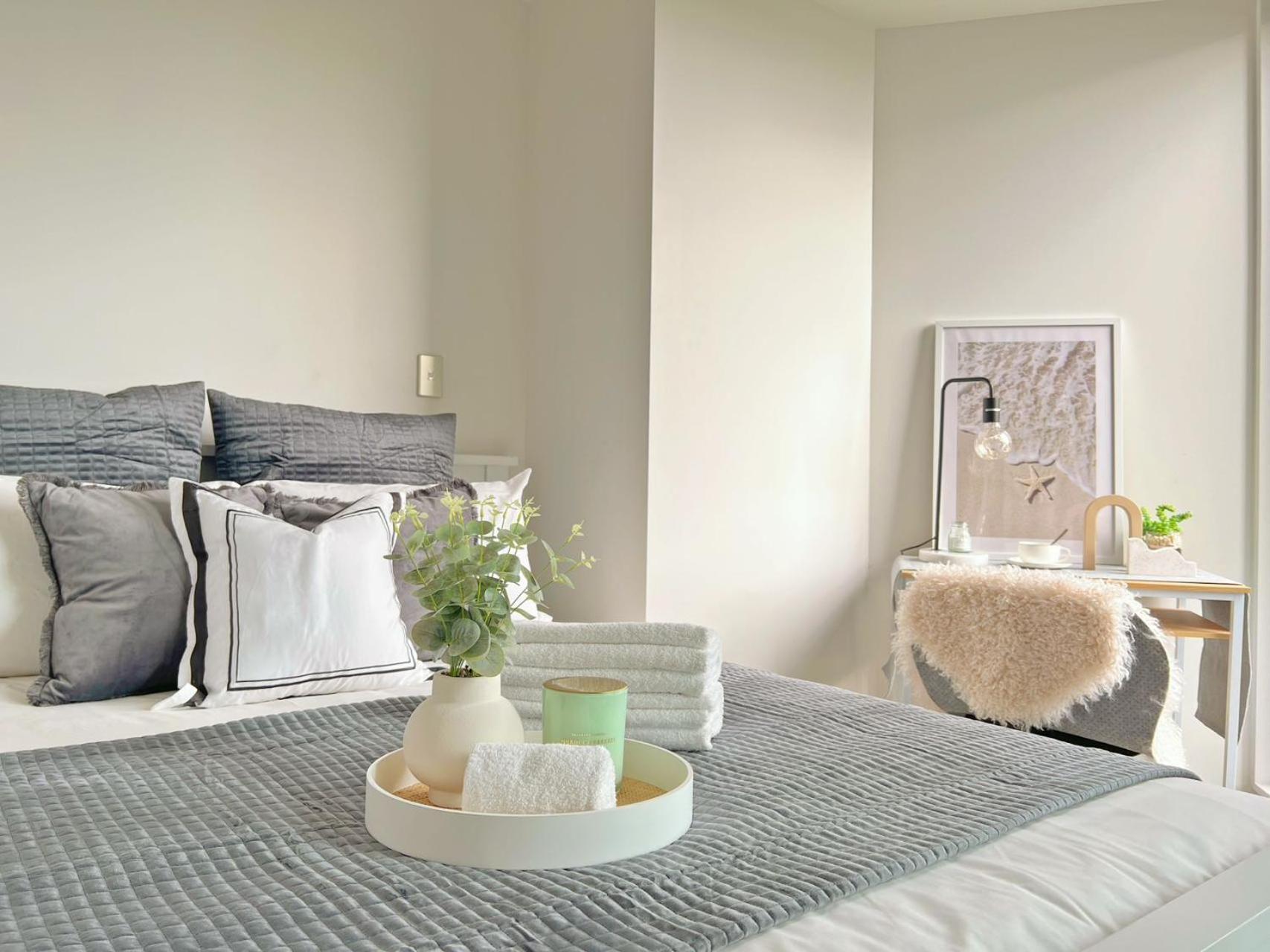 Stylish Two-bedroom In The Center Apartment *