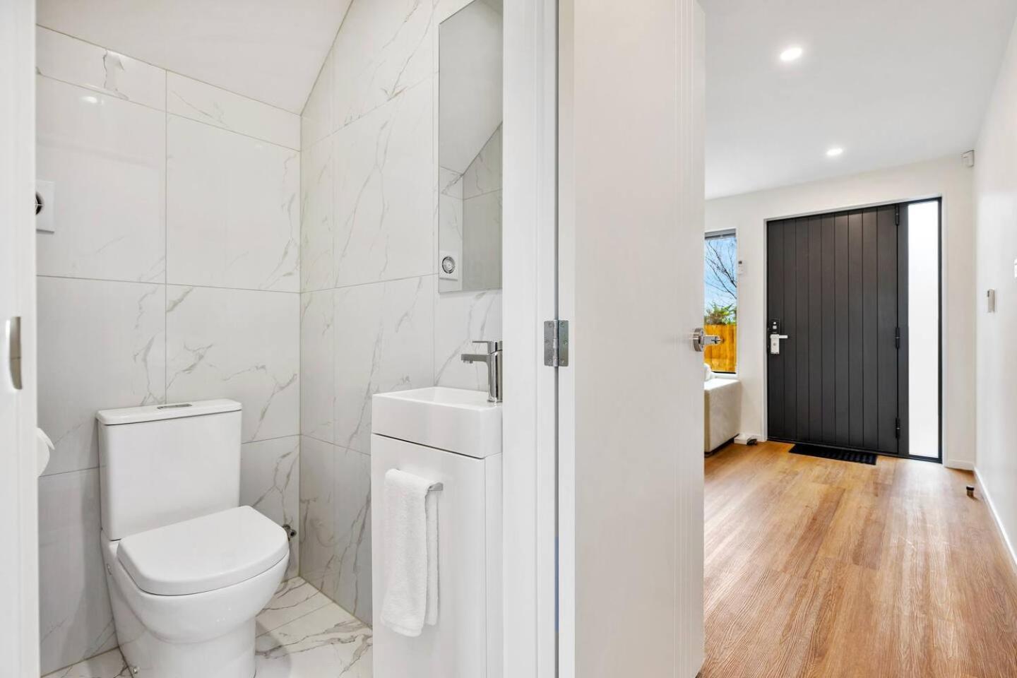 Ventura Escape Townhouse With Parking And Patio Auckland