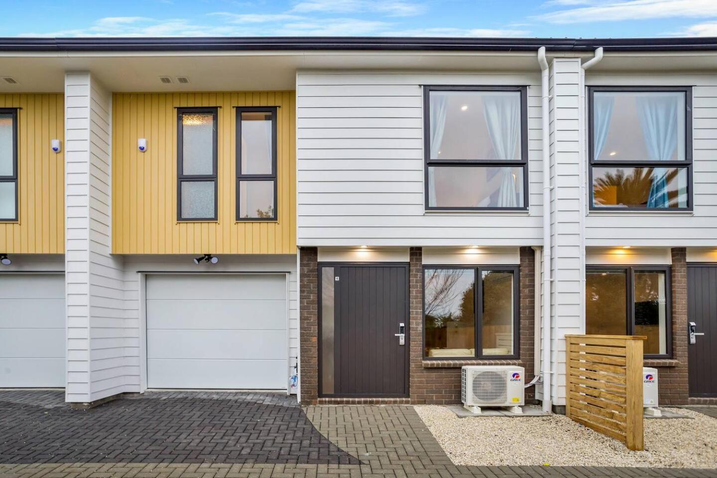Ventura Escape Townhouse With Parking And Patio Auckland
