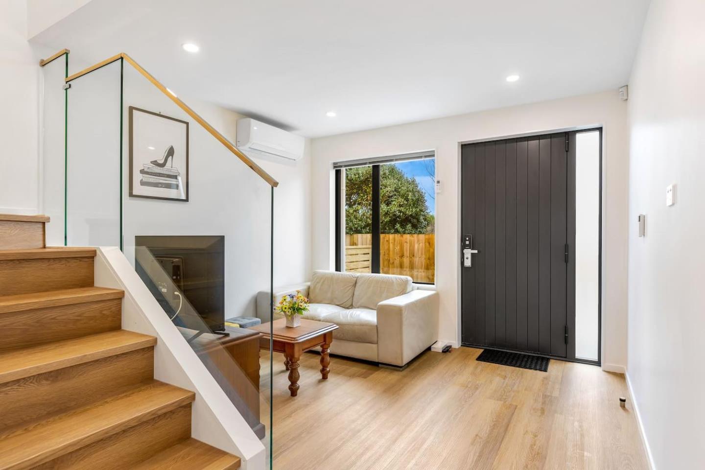 Ventura Escape Townhouse With Parking And Patio * Auckland