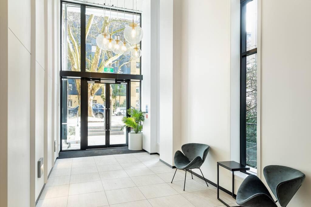 Full Amenities 1-bedroom In Cbd With Pool *