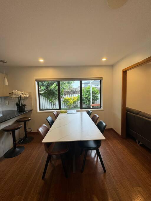 Sweet 9km To Airport Near New Apartment Auckland