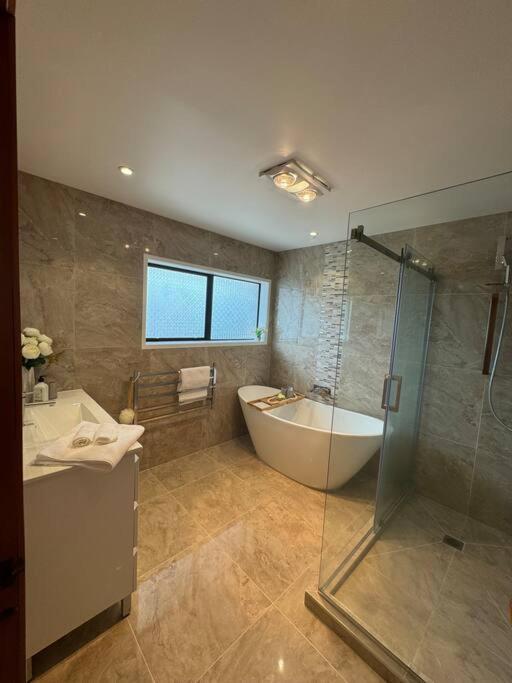 Sweet 9km To Airport Near New Apartment Auckland