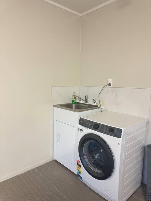 Sweet 9km To Airport Near New Apartment Auckland