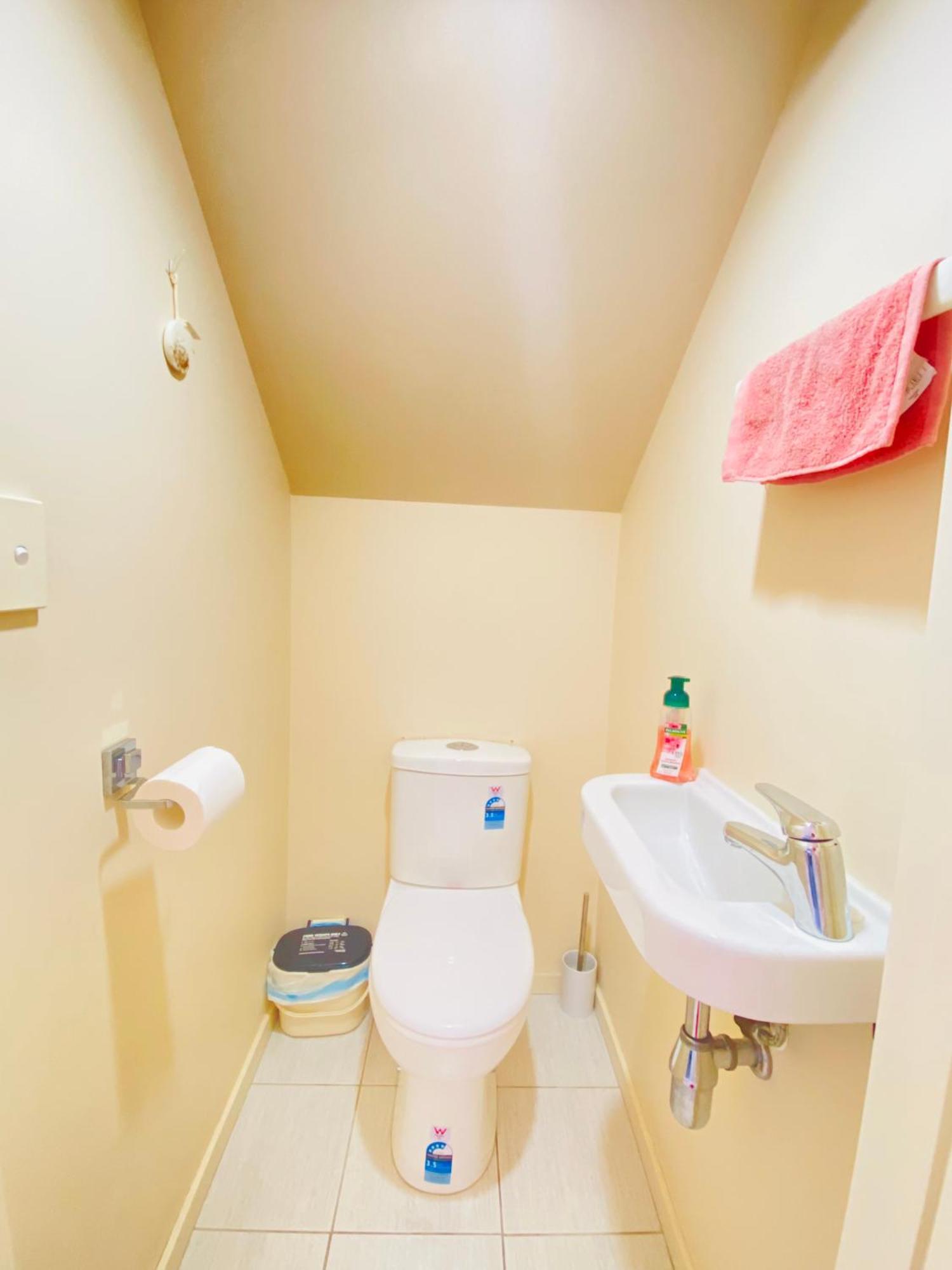 Sunny In West - Shared Bathroom * Auckland