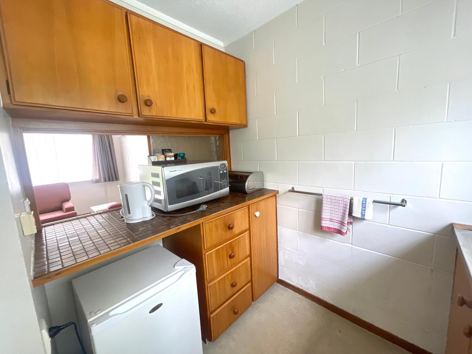 Browns Bay Olive Tree - Pet Friendly Family Hotel