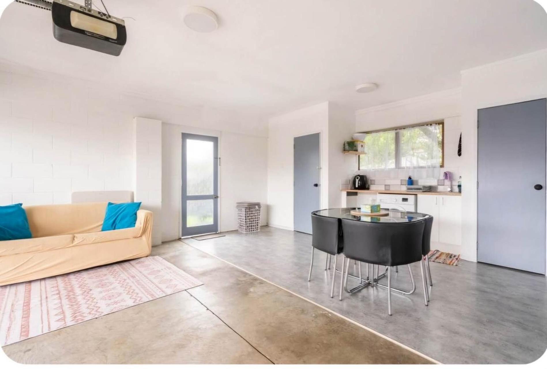 B - 14mins Driving To Airport&cbd Auckland