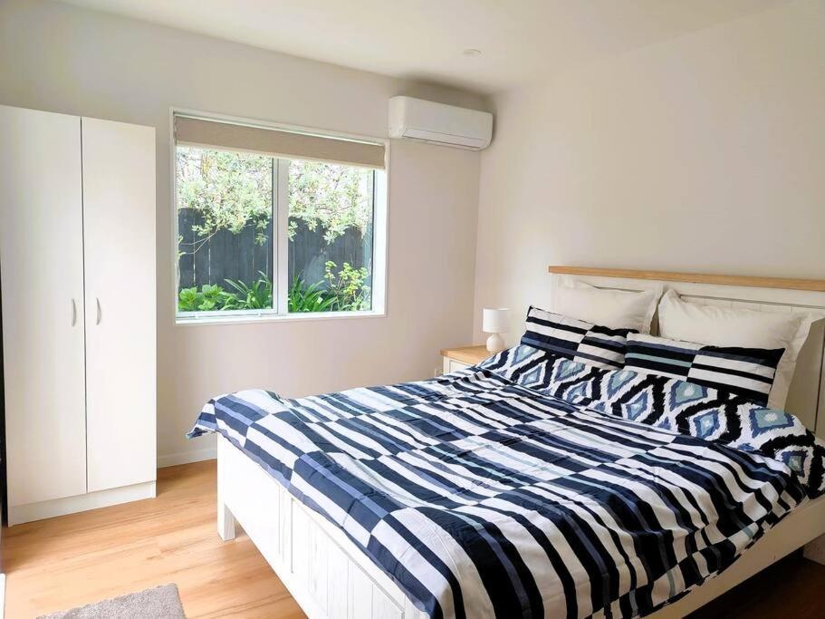 Two Bedroom With Private Entrance In Convenient Location Auckland