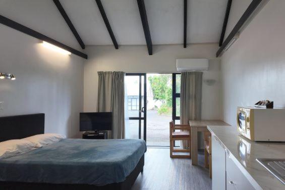 Knightsbridge Motor Motel