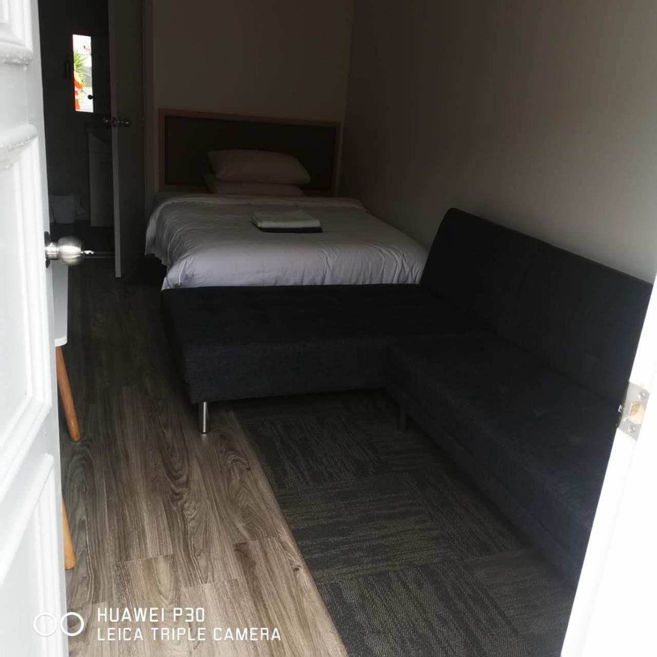 Holiday home 2 Double Beds Including 1 Sofa Bed Garden Chalet, 14 Phyllis St, Mt Albert, Auckland