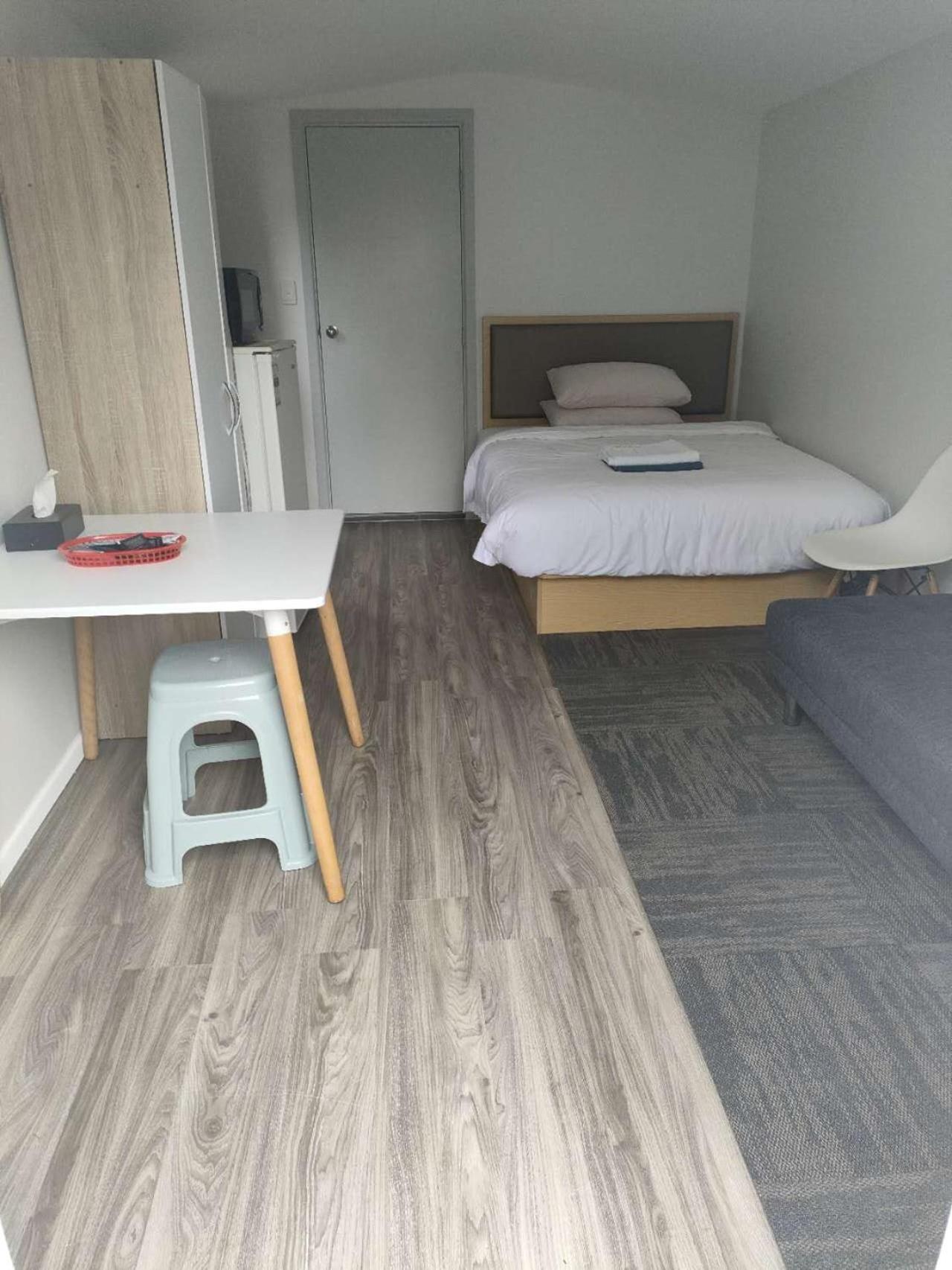 2 Double Beds Including 1 Sofa Bed Garden Chalet, 14 Phyllis St, Mt Albert, * Auckland