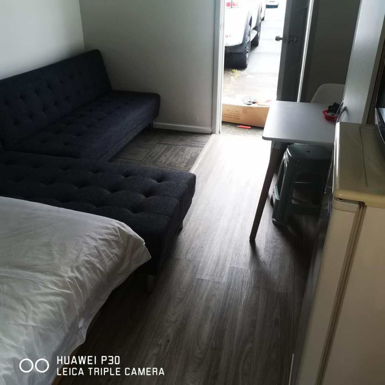 2 Double Beds Including 1 Sofa Bed Garden Chalet, 14 Phyllis St, Mt Albert, Holiday home Auckland