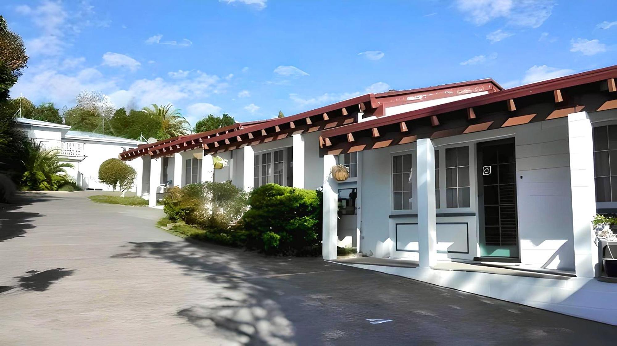 Hotel Browns Bay Olive Tree - Pet Friendly Family *