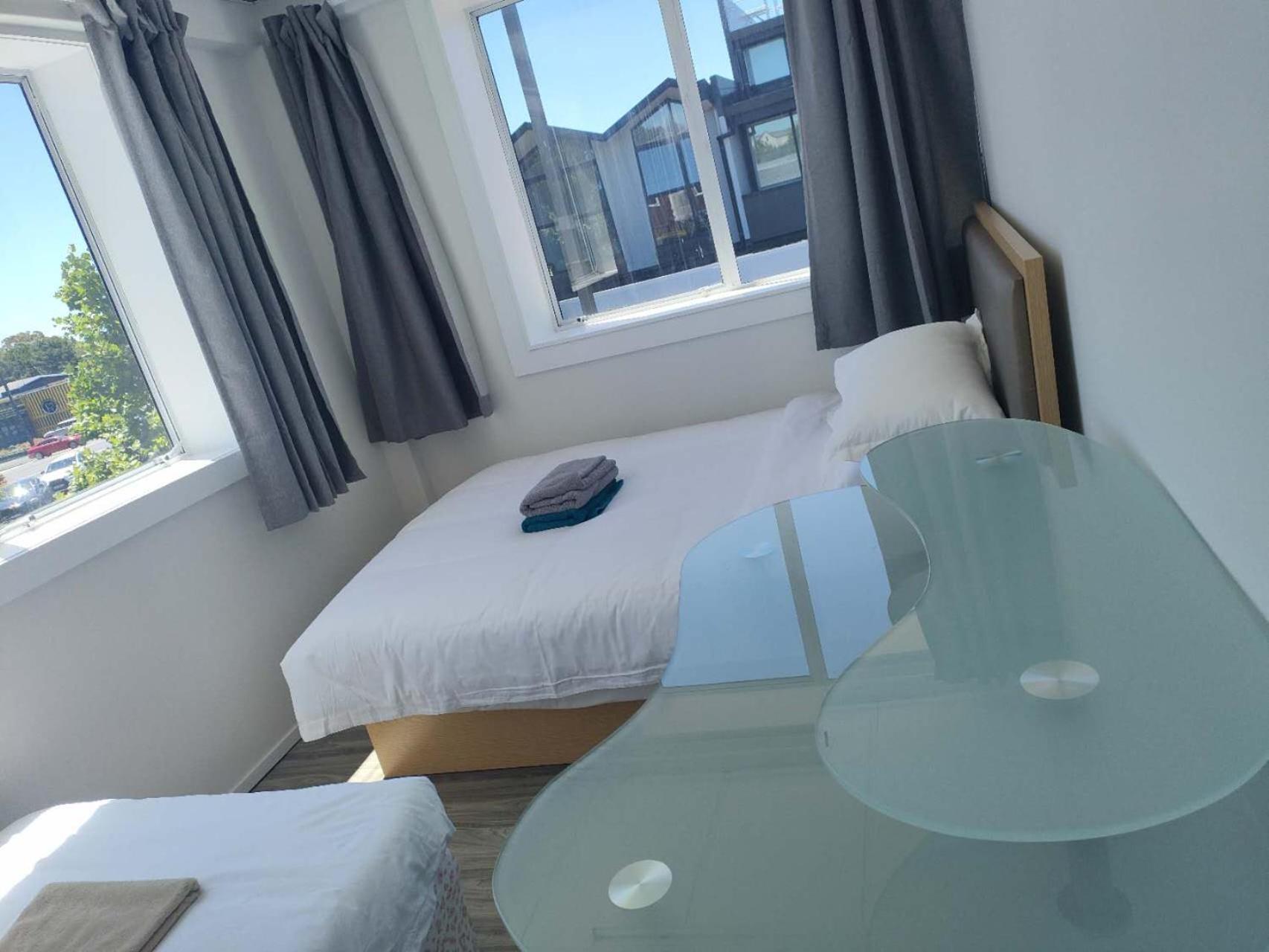 Apartment 9 Beds Including 3 Double Beds, 4 Single Beds, 2 Sofa Bed, 1, 37 Totara Avenue, New Lynn Auckland