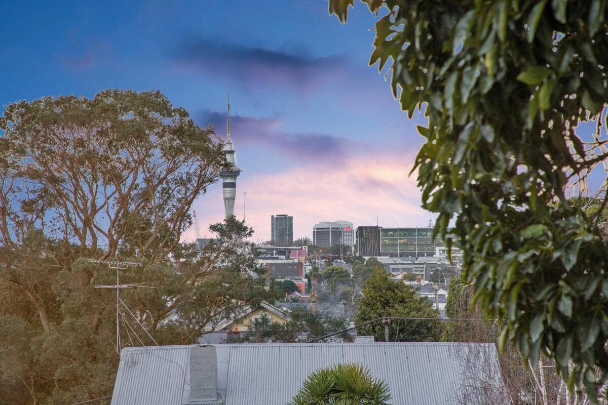 Luxury Townhouse With Aircon, Huge Balcony & Hot Tub Apartment
