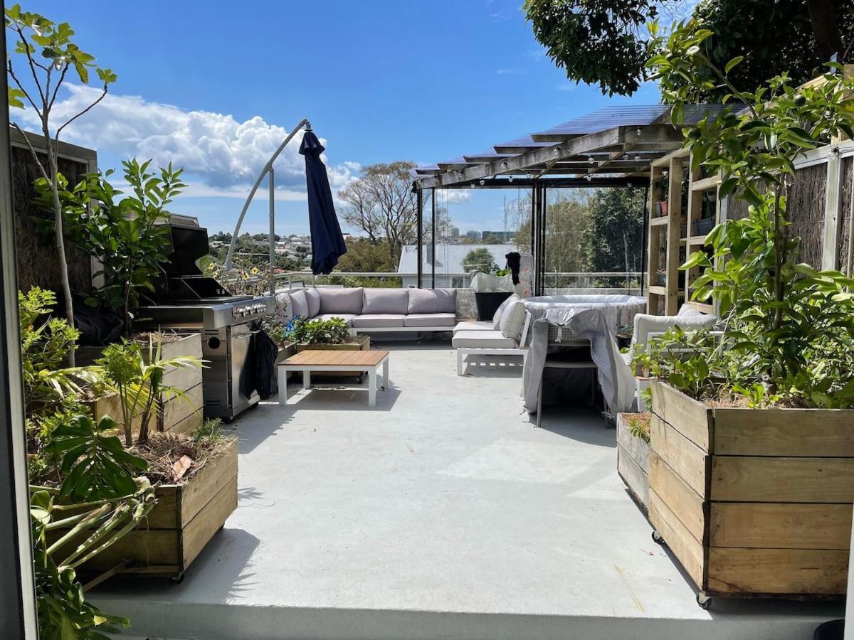 Luxury Townhouse With Aircon, Huge Balcony & Hot Tub Apartment *